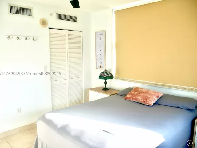 2-bedroom condo for sale in Miami - 31 SE 5th St 2611 - MondialRealty