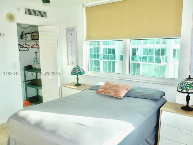2-bedroom condo for sale in Miami - 31 SE 5th St 2611 - MondialRealty