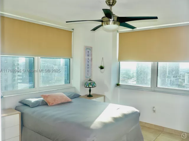 2-bedroom condo for sale in Miami - 31 SE 5th St 2611 - MondialRealty