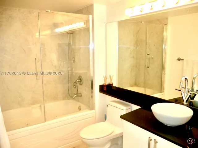 2-bedroom condo for sale in Miami - 31 SE 5th St 2611 - MondialRealty