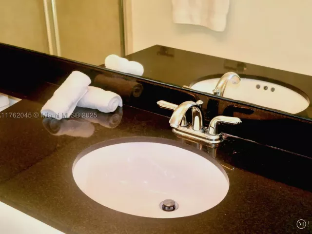 2-bedroom condo for sale in Miami - 31 SE 5th St 2611 - MondialRealty