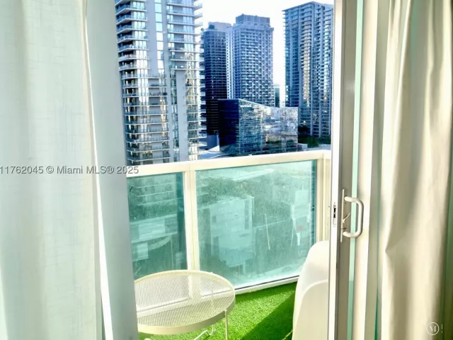 2-bedroom condo for sale in Miami - 31 SE 5th St 2611 - MondialRealty