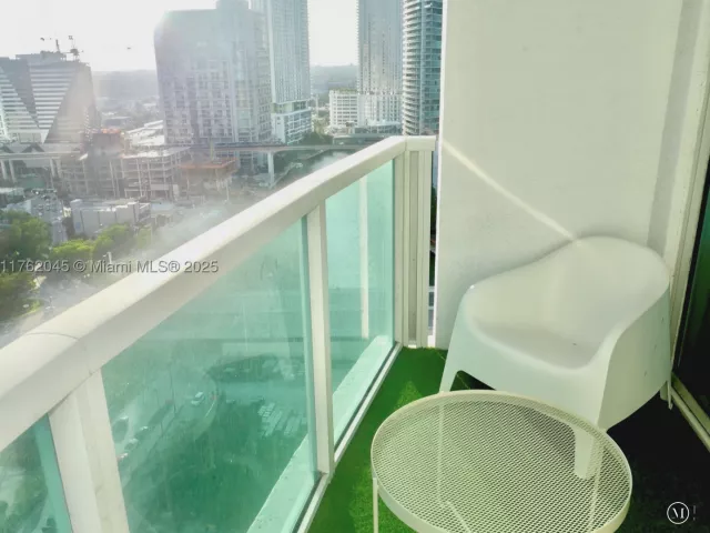 2-bedroom condo for sale in Miami - 31 SE 5th St 2611 - MondialRealty