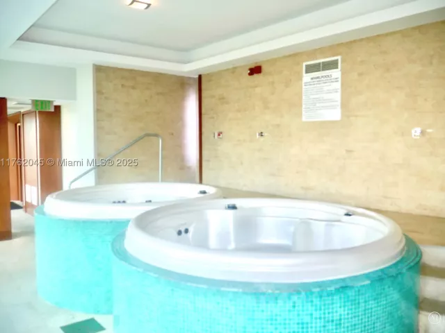 2-bedroom condo for sale in Miami - 31 SE 5th St 2611 - MondialRealty