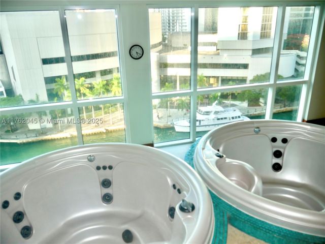 2-bedroom condo for sale in Miami - 31 SE 5th St 2611 - MondialRealty