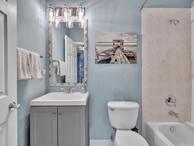 Home for sale at 1839 N Dixie Hwy 1839 - photo 5813428