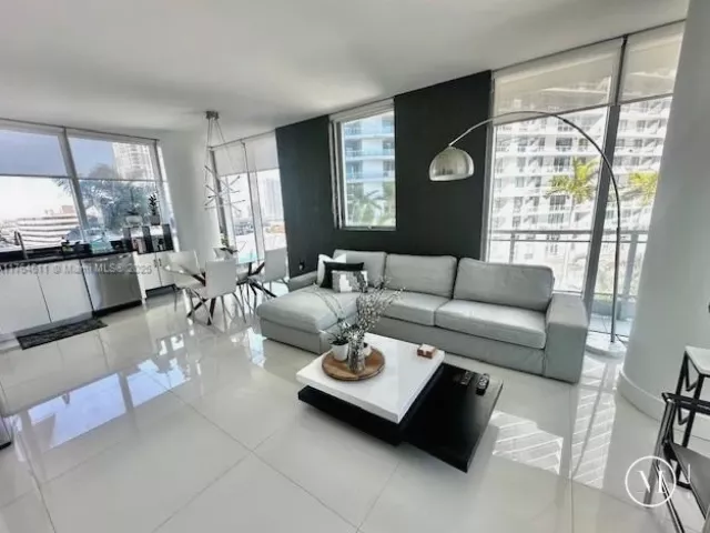 2-bedroom condo for sale in Miami - 92 SW 3rd St 1410 - MondialRealty