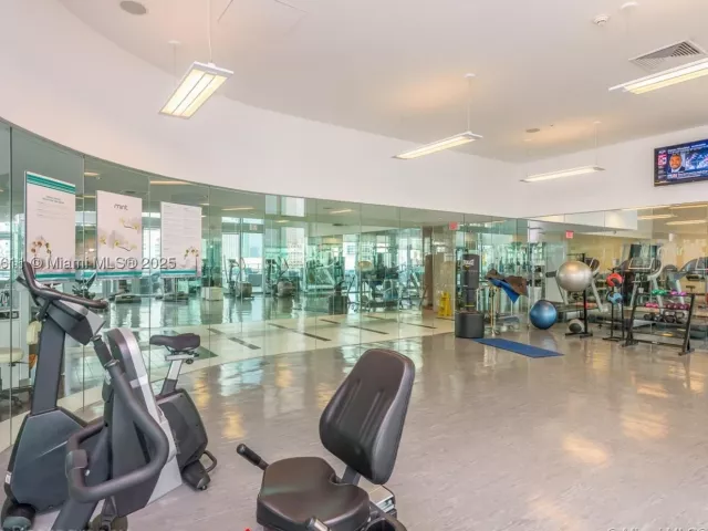 2-bedroom condo for sale in Miami - 92 SW 3rd St 1410 - MondialRealty