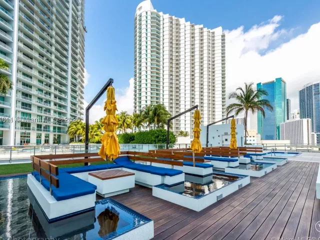 2-bedroom condo for sale in Miami - 92 SW 3rd St 1410 - MondialRealty