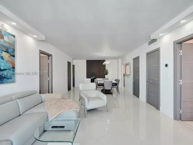 3-bedroom condo for rent in Hollywood - 4001 S Ocean Dr 16P - MondialRealty