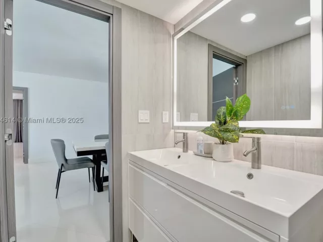 3-bedroom condo for rent in Hollywood - 4001 S Ocean Dr 16P - MondialRealty