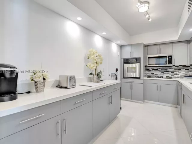 3-bedroom condo for rent in Hollywood - 4001 S Ocean Dr 16P - MondialRealty