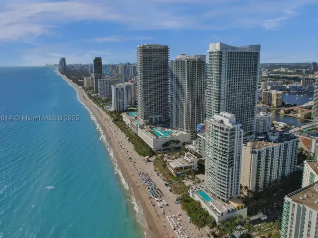 3-bedroom condo for rent in Hollywood - 4001 S Ocean Dr 16P - MondialRealty