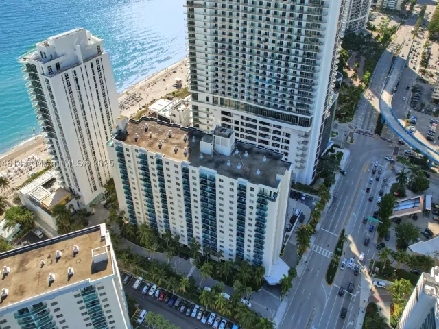 3-bedroom condo for rent in Hollywood - 4001 S Ocean Dr 16P - MondialRealty