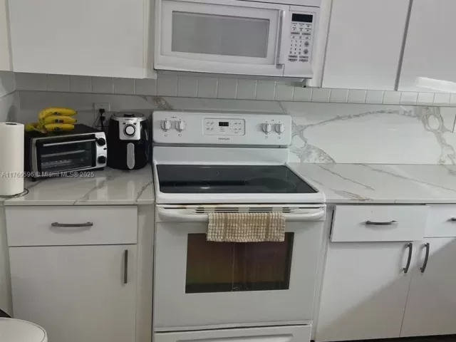 2-bedroom condo for sale in Bal Harbour - 9801 Collins Ave 8M - MondialRealty