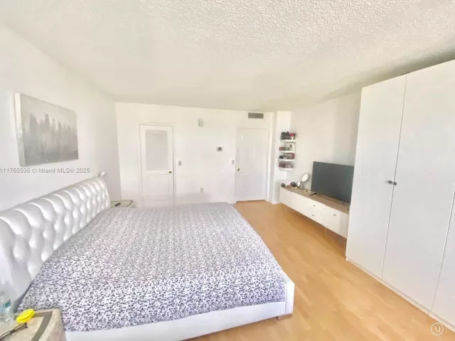 2-bedroom condo for sale in Bal Harbour - 9801 Collins Ave 8M - MondialRealty