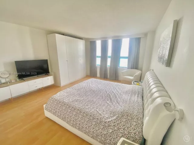 2-bedroom condo for sale in Bal Harbour - 9801 Collins Ave 8M - MondialRealty