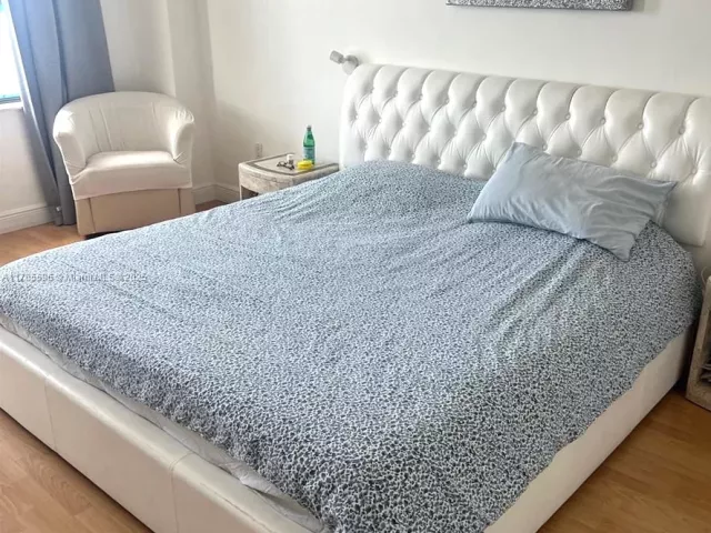 2-bedroom condo for sale in Bal Harbour - 9801 Collins Ave 8M - MondialRealty