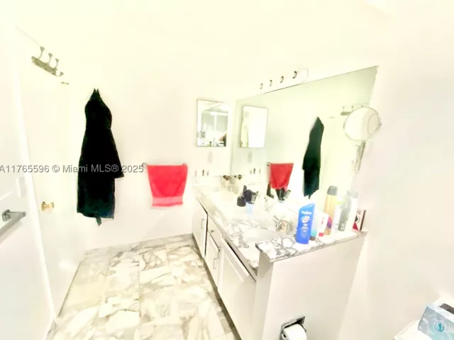 2-bedroom condo for sale in Bal Harbour - 9801 Collins Ave 8M - MondialRealty
