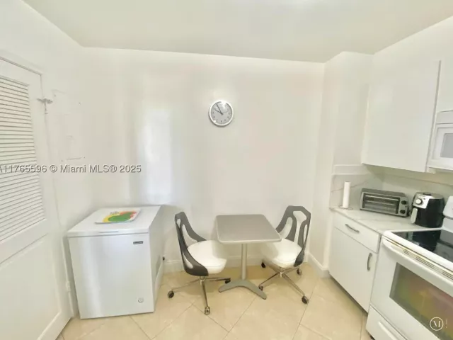 2-bedroom condo for sale in Bal Harbour - 9801 Collins Ave 8M - MondialRealty