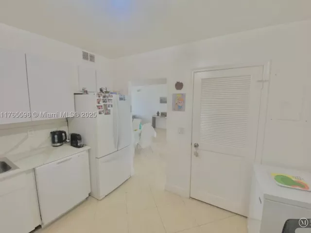 2-bedroom condo for sale in Bal Harbour - 9801 Collins Ave 8M - MondialRealty