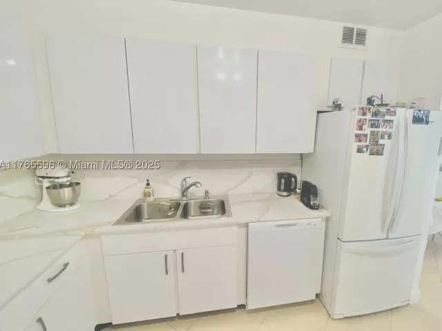 2-bedroom condo for sale in Bal Harbour - 9801 Collins Ave 8M - MondialRealty