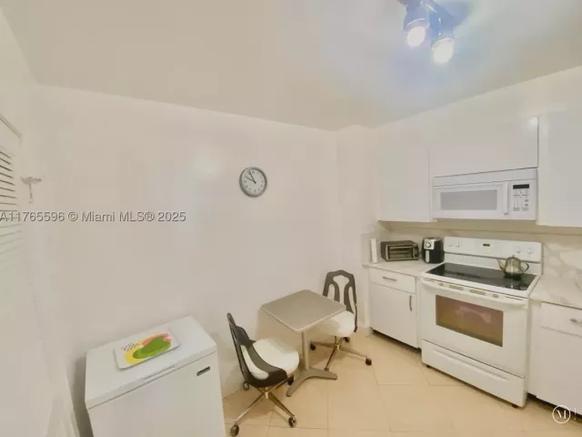 2-bedroom condo for sale in Bal Harbour - 9801 Collins Ave 8M - MondialRealty