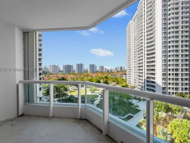 3-bedroom condo for sale in Aventura - 21150 Point Pl 1102 - MondialRealty