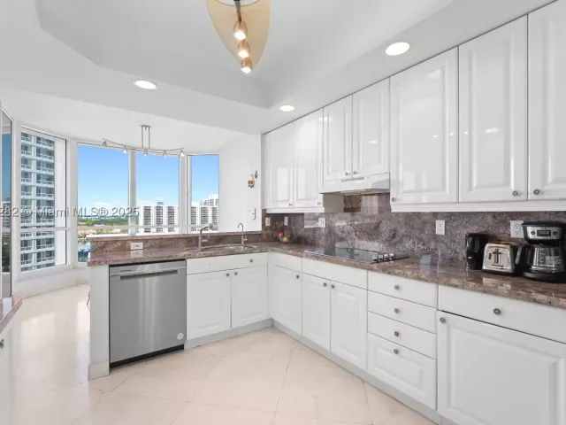 3-bedroom condo for sale in Aventura - 21150 Point Pl 1102 - MondialRealty