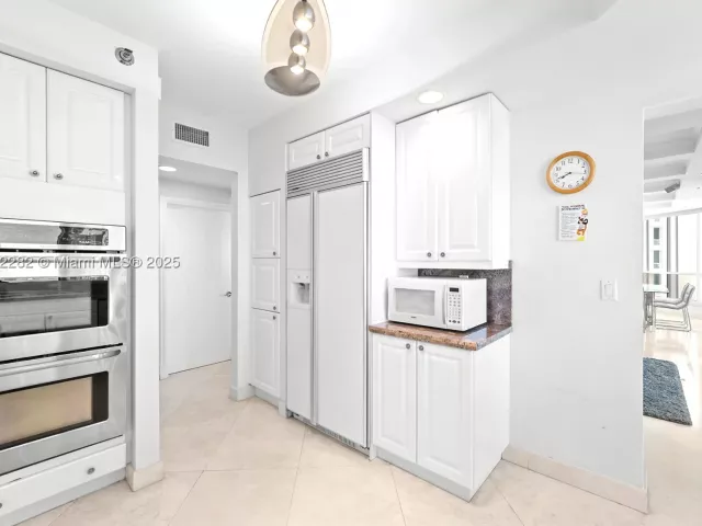 3-bedroom condo for sale in Aventura - 21150 Point Pl 1102 - MondialRealty
