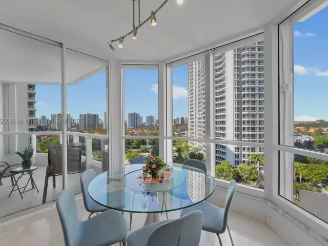 3-bedroom condo for sale in Aventura - 21150 Point Pl 1102 - MondialRealty