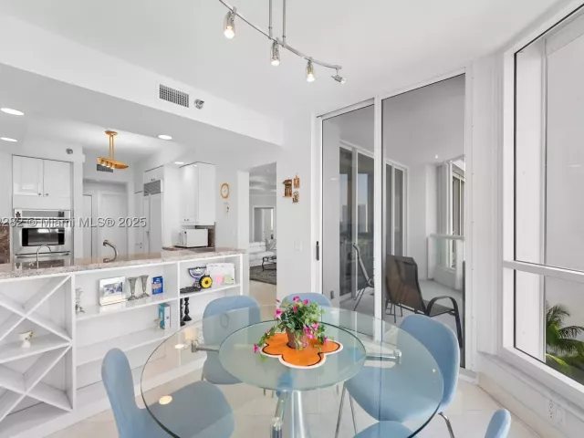 3-bedroom condo for sale in Aventura - 21150 Point Pl 1102 - MondialRealty