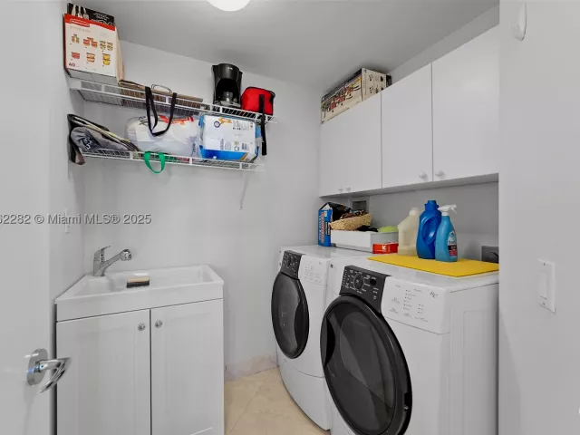 3-bedroom condo for sale in Aventura - 21150 Point Pl 1102 - MondialRealty