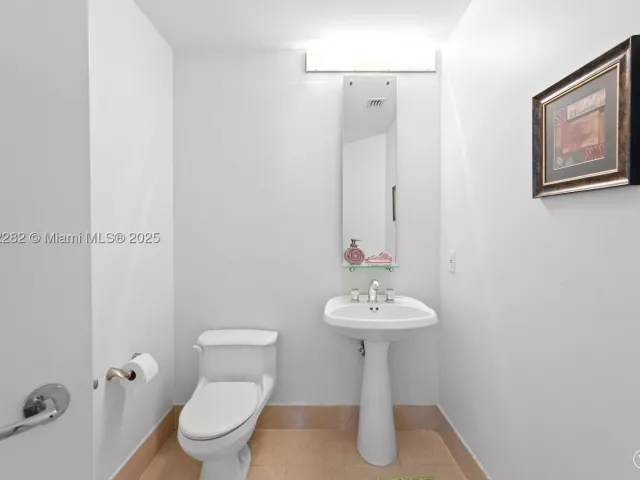 3-bedroom condo for sale in Aventura - 21150 Point Pl 1102 - MondialRealty