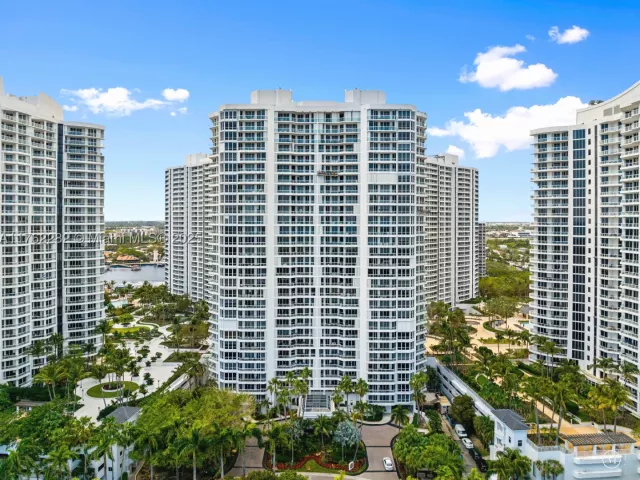 3-bedroom condo for sale in Aventura - 21150 Point Pl 1102 - MondialRealty