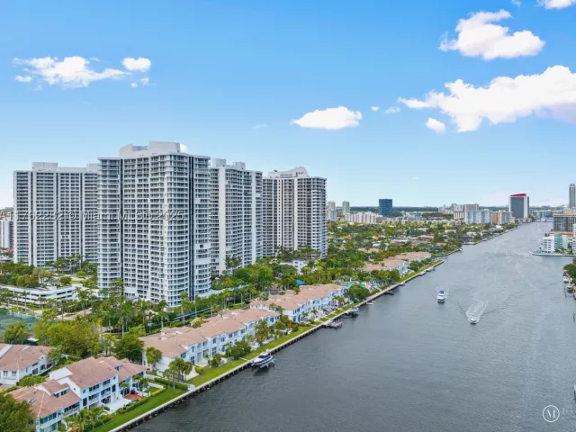 3-bedroom condo for sale in Aventura - 21150 Point Pl 1102 - MondialRealty