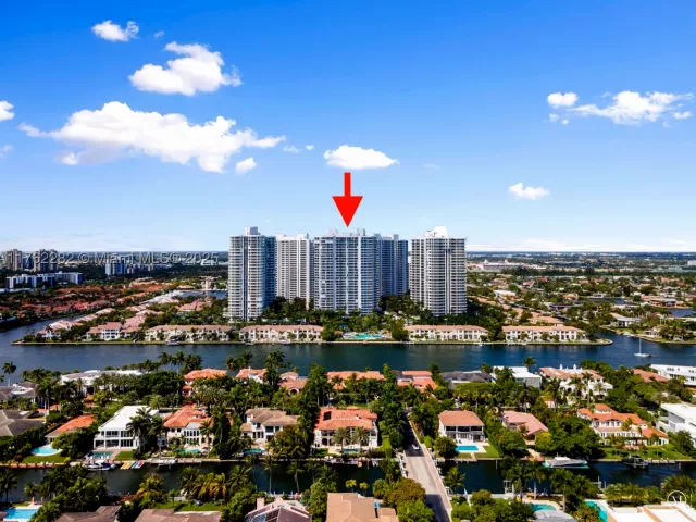 3-bedroom condo for sale in Aventura - 21150 Point Pl 1102 - MondialRealty