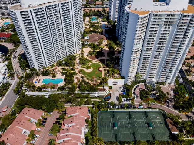 3-bedroom condo for sale in Aventura - 21150 Point Pl 1102 - MondialRealty