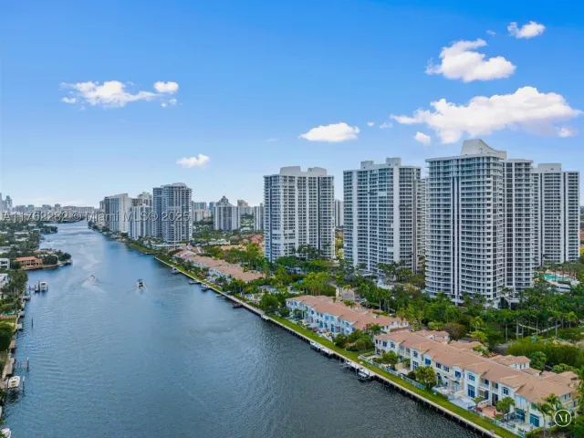 3-bedroom condo for sale in Aventura - 21150 Point Pl 1102 - MondialRealty