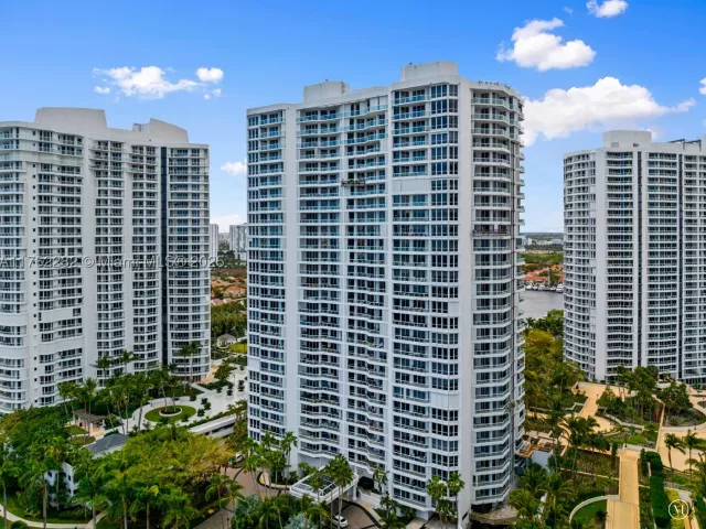 3-bedroom condo for sale in Aventura - 21150 Point Pl 1102 - MondialRealty