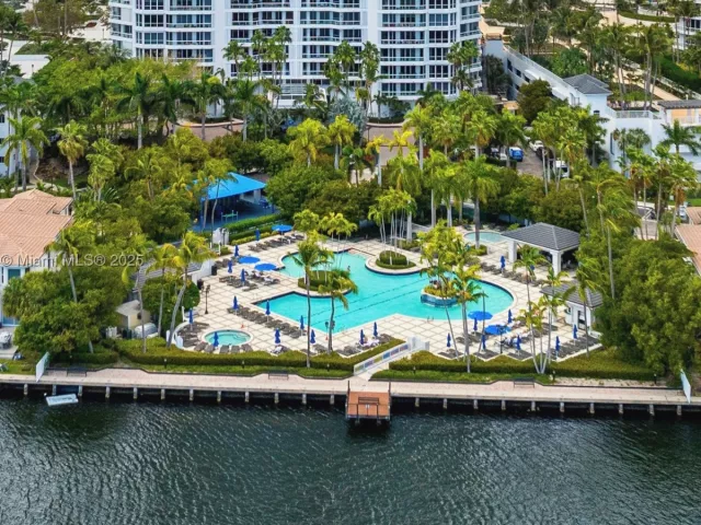 3-bedroom condo for sale in Aventura - 21150 Point Pl 1102 - MondialRealty