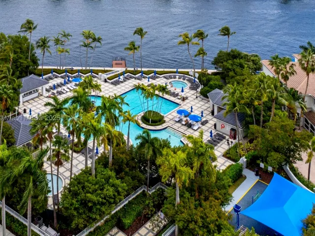 3-bedroom condo for sale in Aventura - 21150 Point Pl 1102 - MondialRealty