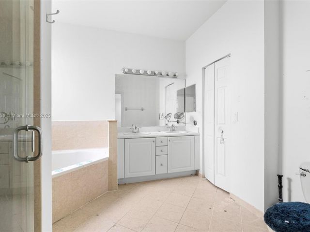 Home for sale at 601 SE 37th Pl - photo 5764679