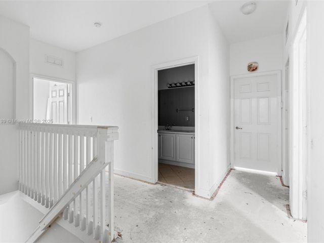 Home for sale at 601 SE 37th Pl - photo 5764684