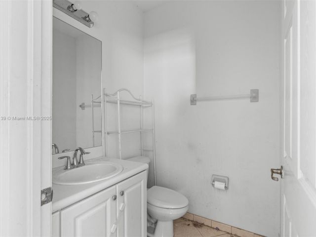 Home for sale at 601 SE 37th Pl - photo 5764685