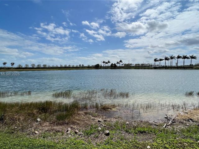 Home for sale at 601 SE 37th Pl - photo 5764687