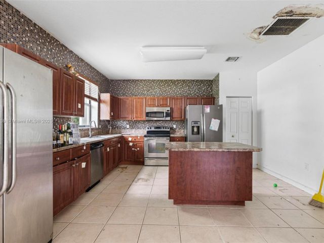 Home for sale at 601 SE 37th Pl - photo 5764691