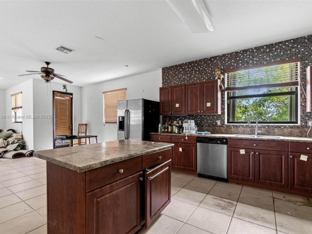 Home for sale at 601 SE 37th Pl - photo 5764692