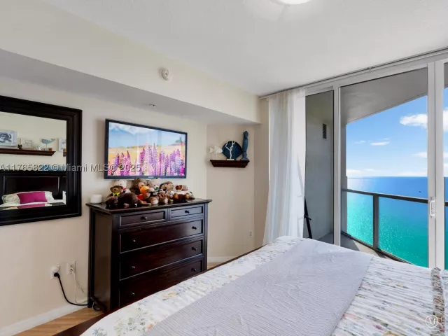 1-bedroom condo for sale in Sunny Isles Beach - 16699 Collins Ave 3710 - MondialRealty
