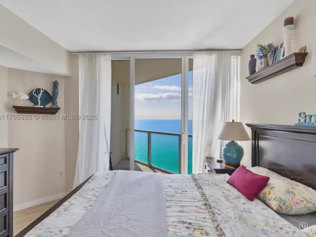 1-bedroom condo for sale in Sunny Isles Beach - 16699 Collins Ave 3710 - MondialRealty